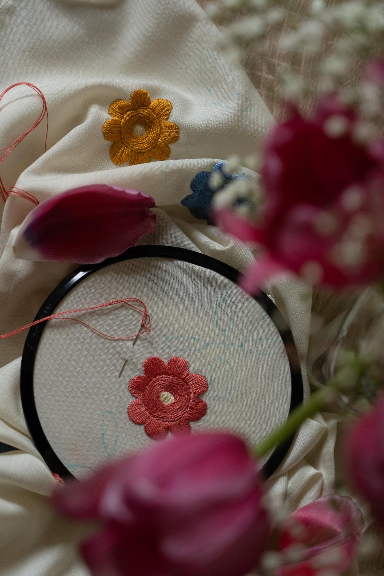 Nahaufnahme gestickter Blume auf Leinen
